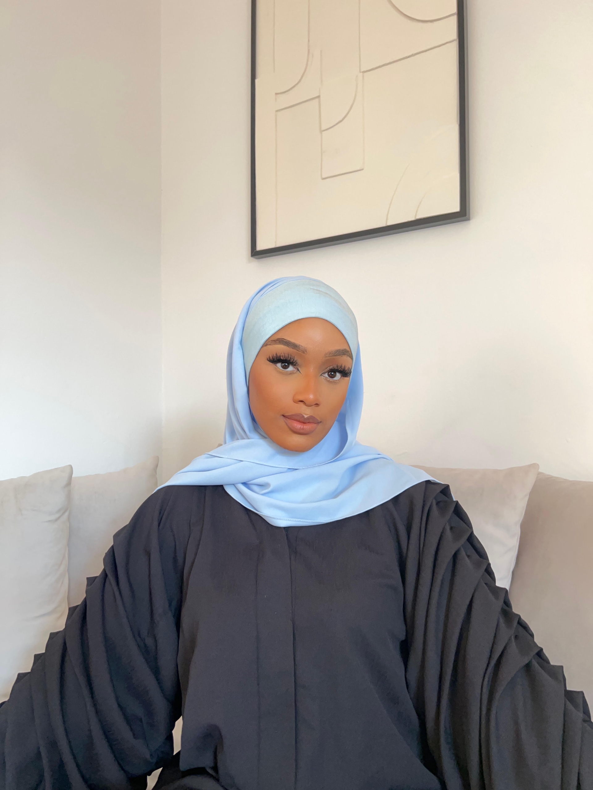 Femme portant un foulard à enfiler, pratique et élégant pour les femmes musulmanes.