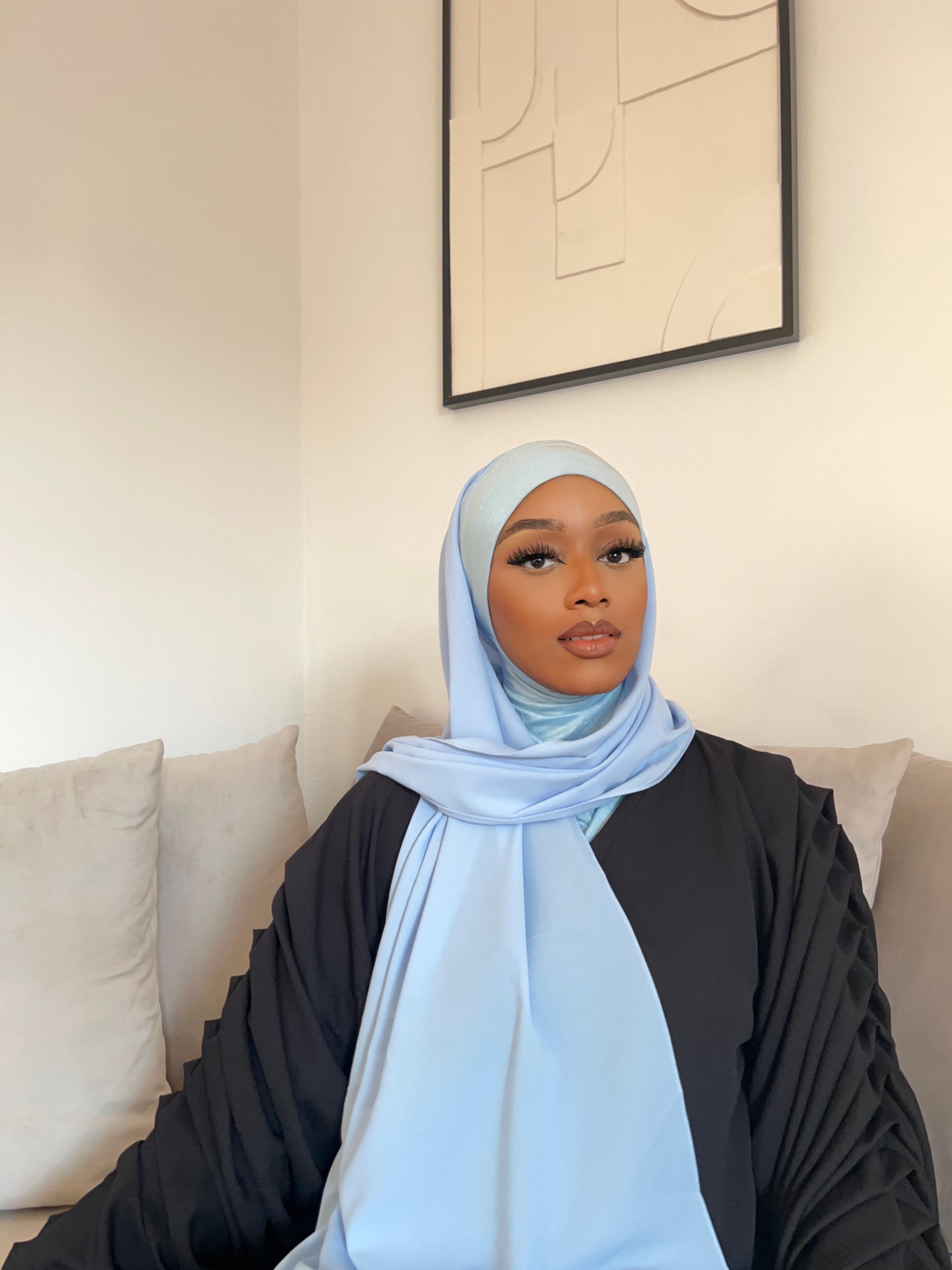 Femme portant un Hijab couvrant les cheveux et le cou, symbole de pudeur en Islam.