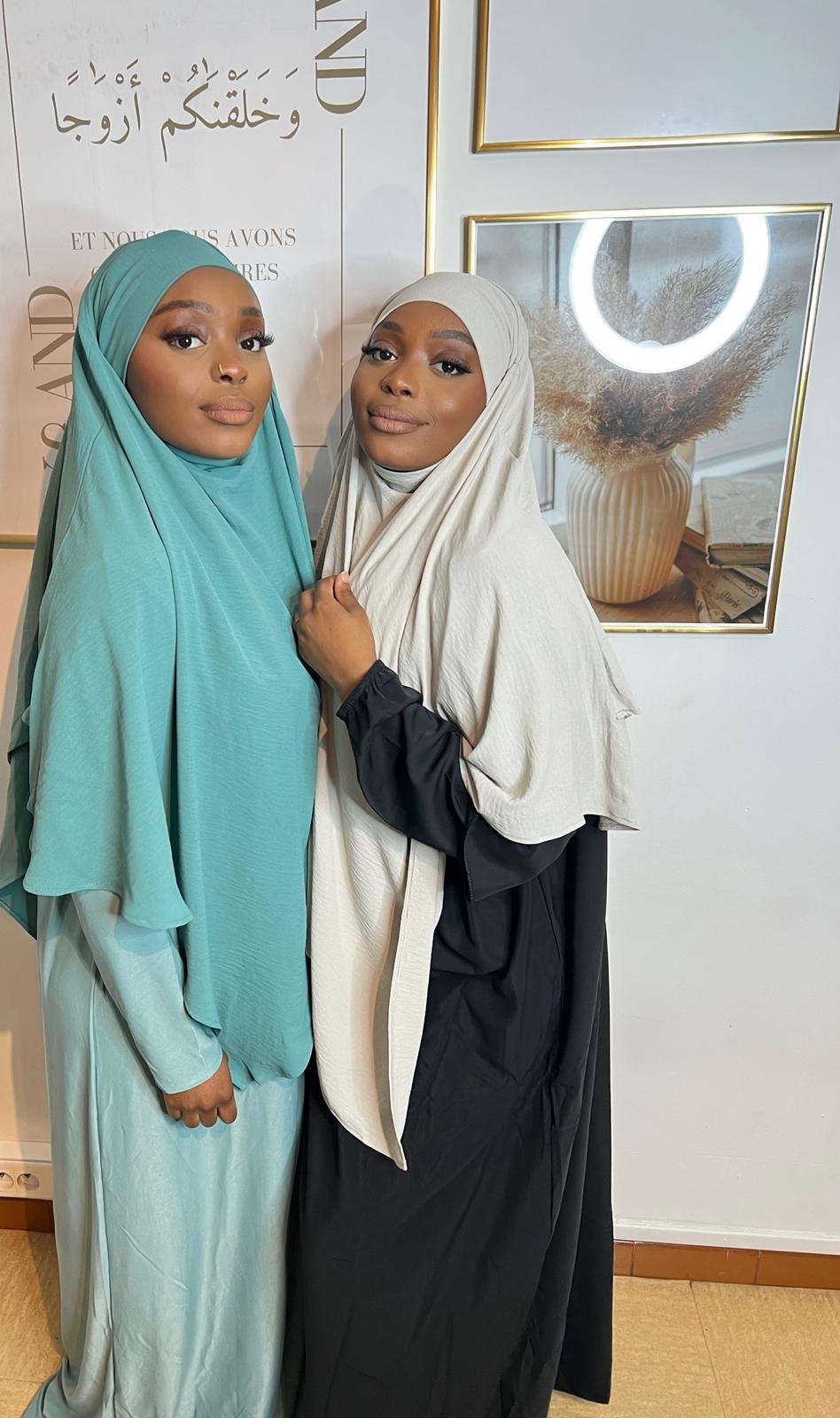 Femme portant un Khimar traditionnel, couvrant la tête, le cou et le haut du corps, avec le visage visible.